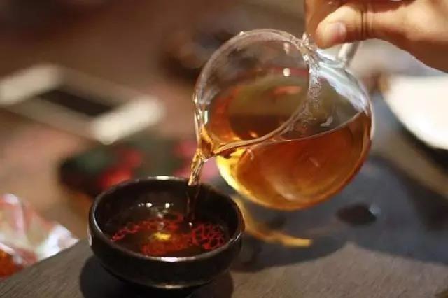 湖南黑茶并不粗老，湖南黑茶中也有“嫩芽嫩葉”